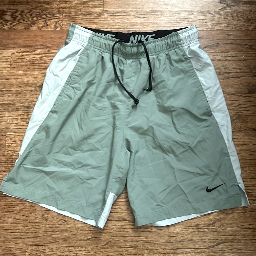 Men’s Nike Dri-Fit shorts w/ pockets